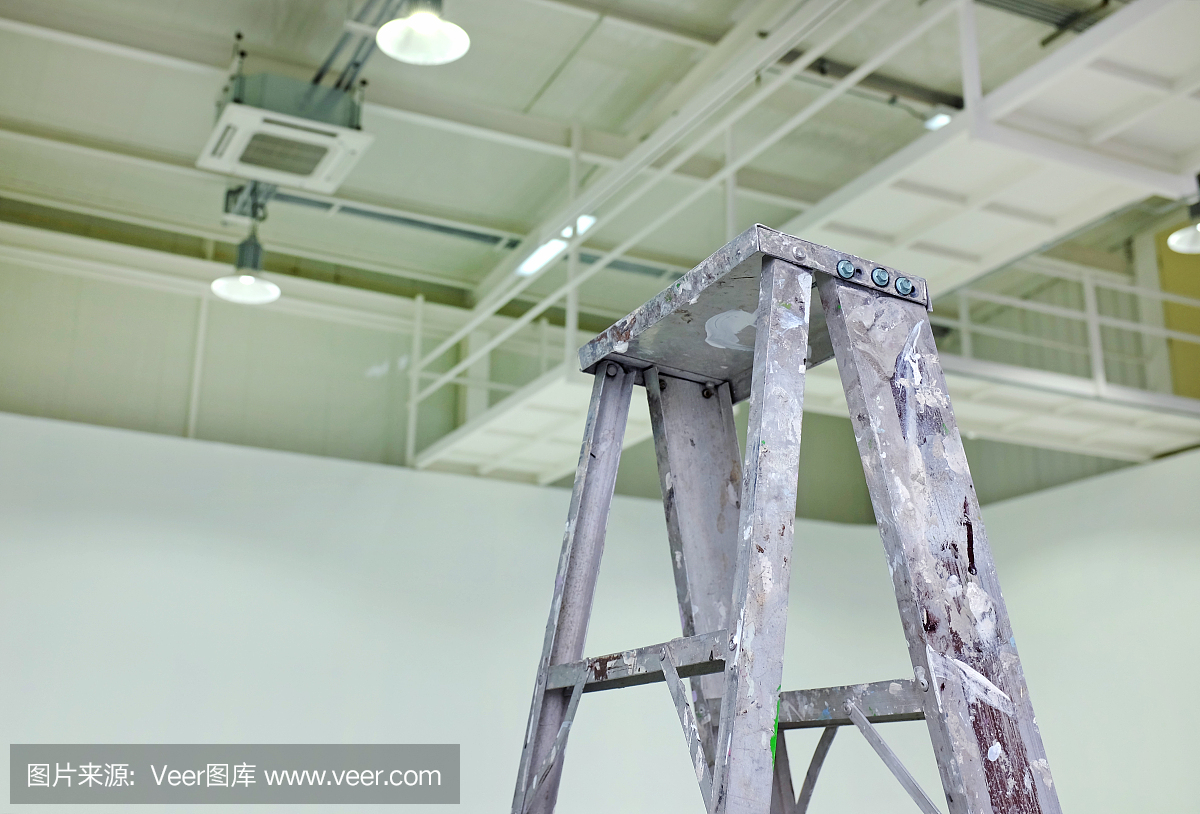 會議室的鋁梯子很臟。