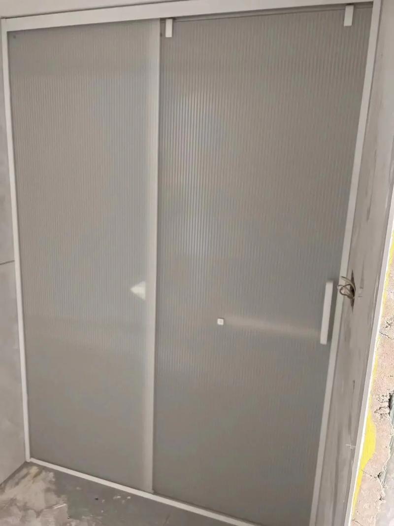 白色淋浴房 超白長虹玻璃磨砂，打造高級感與通透兼備的衛浴空間